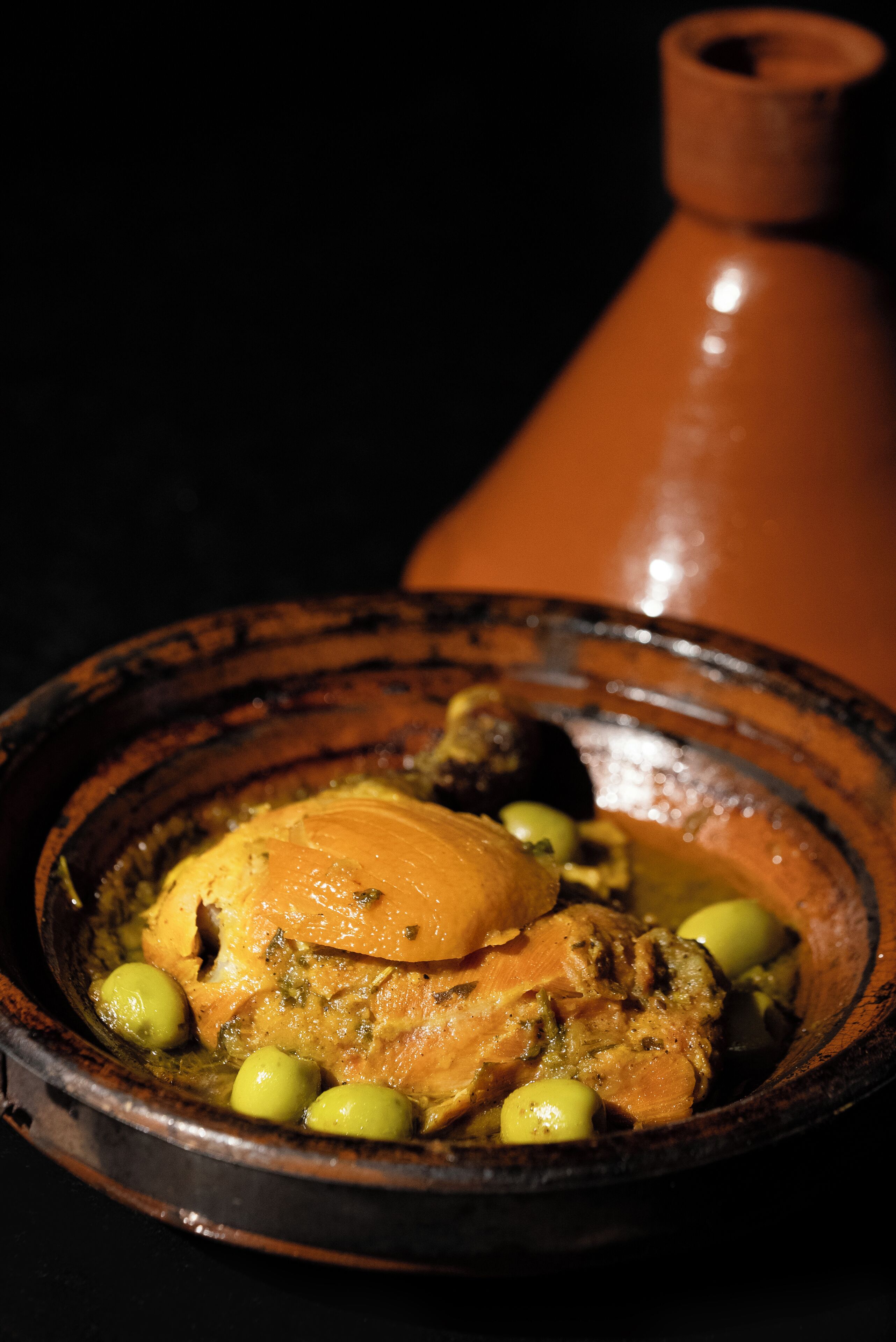 Ein traditionelles marokkanisches Tajine-Gericht mit Hähnchen und Oliven.