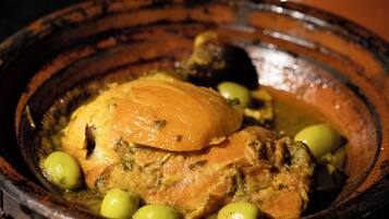 Ein traditionelles marokkanisches Tajine-Gericht mit Hähnchen und Oliven.