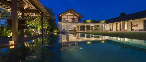 住宿正面 - 傍晚/夜晚