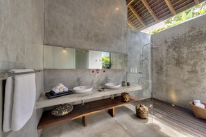 4BR Luxury Villa | Lap & Children's Pool, Events Ready, Concierge, Chef on Request | Bathroom | Rainfall showerhead, free toiletries, hair dryer, bathrobes