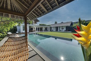 Outdoor pool, sun loungers - Villa Kavya (Canggu)