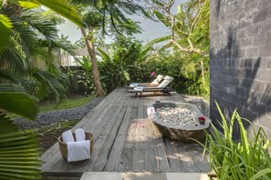 Outdoor spa tub - Villa Kavya (Canggu)
