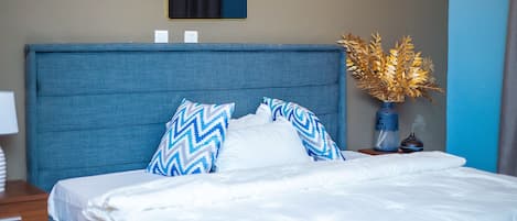 4 多间卧室、客房内保险箱、办公桌、熨斗/熨衣板