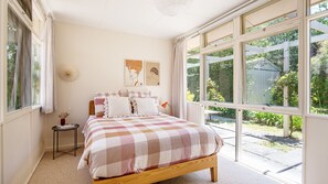 3 bedrooms, iron/ironing board, travel crib, free WiFi - Chilled Vibes at Merricks Beach (Merricks Beach)