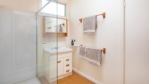 Shower, hair dryer, towels - Chilled Vibes at Merricks Beach (Merricks Beach)