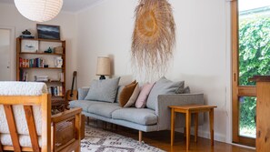 Smart TV, fireplace - Chilled Vibes at Merricks Beach (Merricks Beach)