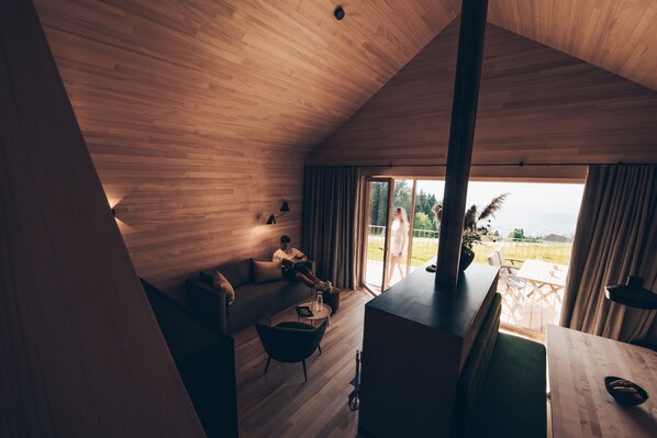 Alpehytte – deluxe | Oppholdsområde | Flatskjerm-TV og peis