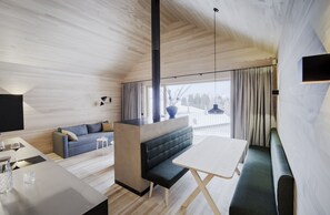 Flatskjerm-TV og peis