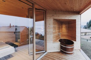 Terrace/patio - Peterhof Chalets (Zwischenwasser)