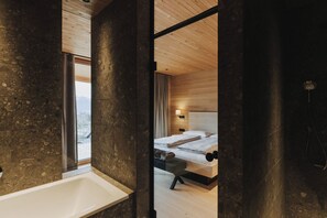 2 bedrooms, minibar, in-room safe, individually decorated - Peterhof Chalets (Zwischenwasser)