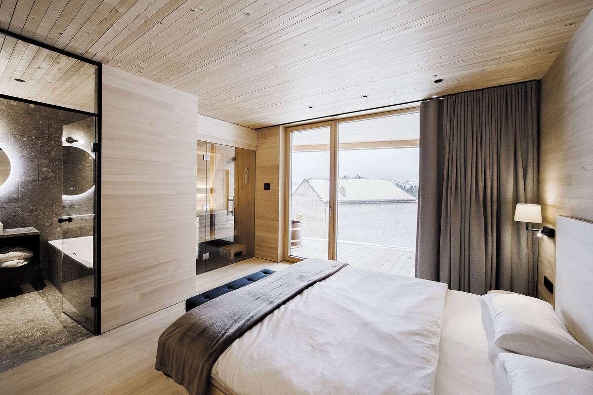 Alpehytte – deluxe | 2 soverom, minibar, safe på rommet og individuelt dekorert