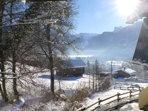 A snow-covered landscape with a wooden cabin and a mountain in the background. - Quiet studio for 4 pers. with terrace in Samoëns (Samoëns)