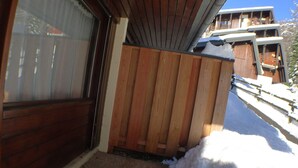 A wooden door and a wooden fence in front of a building. - Quiet studio for 4 pers. with terrace in Samoëns (Samoëns)