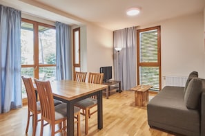Appartement traditionnel | Aire de séjour | Téléviseur à écran plat de 40 po avec télévision par câble, téléviseur