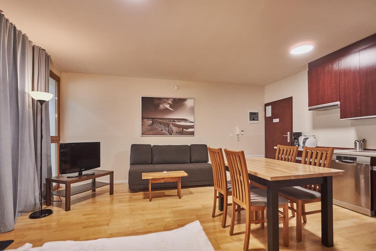 Studiosvit Standard | Vardagsrum | 40-tums platt-tv med kabelkanaler och tv