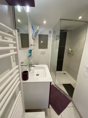 Een douche, een haardroger, handdoeken, zeep