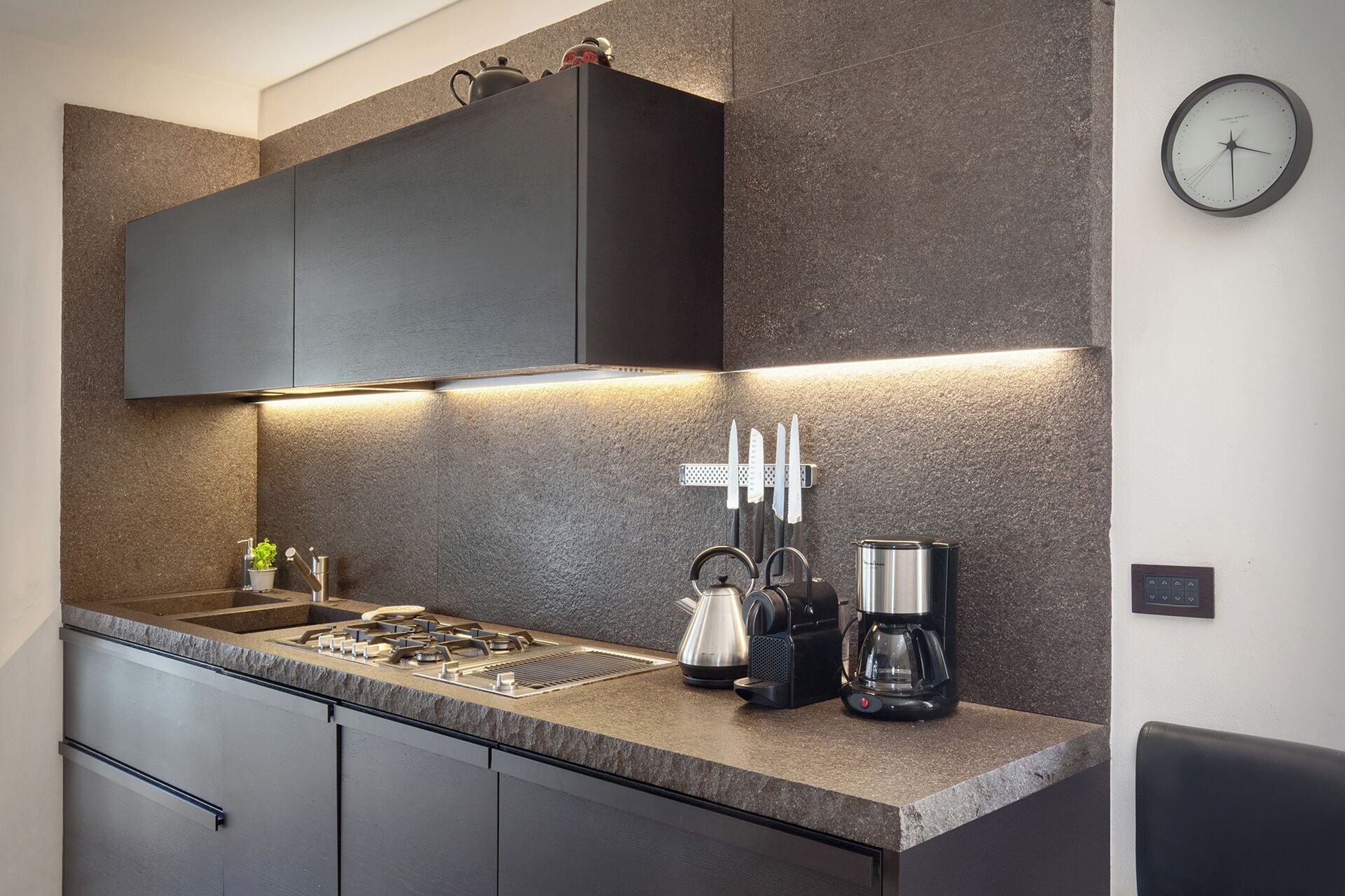 Een koelkast, een microgolfoven, een oven, een kookplaat