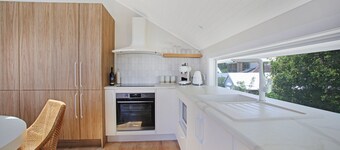 Tea Gardens Loft - Boutique Accommodation