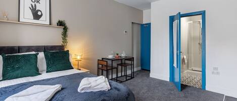 1 soverom, skrivebord, strykejern/-brett og reiseseng for barn