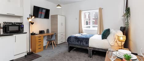 1 slaapkamer, een bureau, een strijkplank/strijkijzer, reisbedje