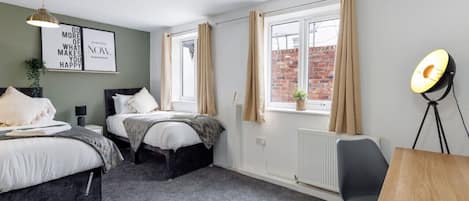 Schreibtisch, BĂŒgeleisen/BĂŒgelbrett, Reisekinderbett, WLAN