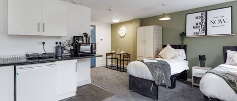 1 غرفة نوم ومكتب ومكواة/لوح كي وسرير سفر