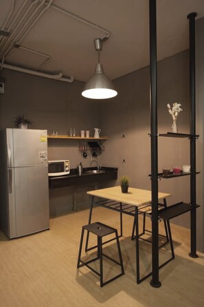 Microwave, electric kettle, cookware/dishes/utensils, dining tables - Muffin abac Bang na (Bang Bo)