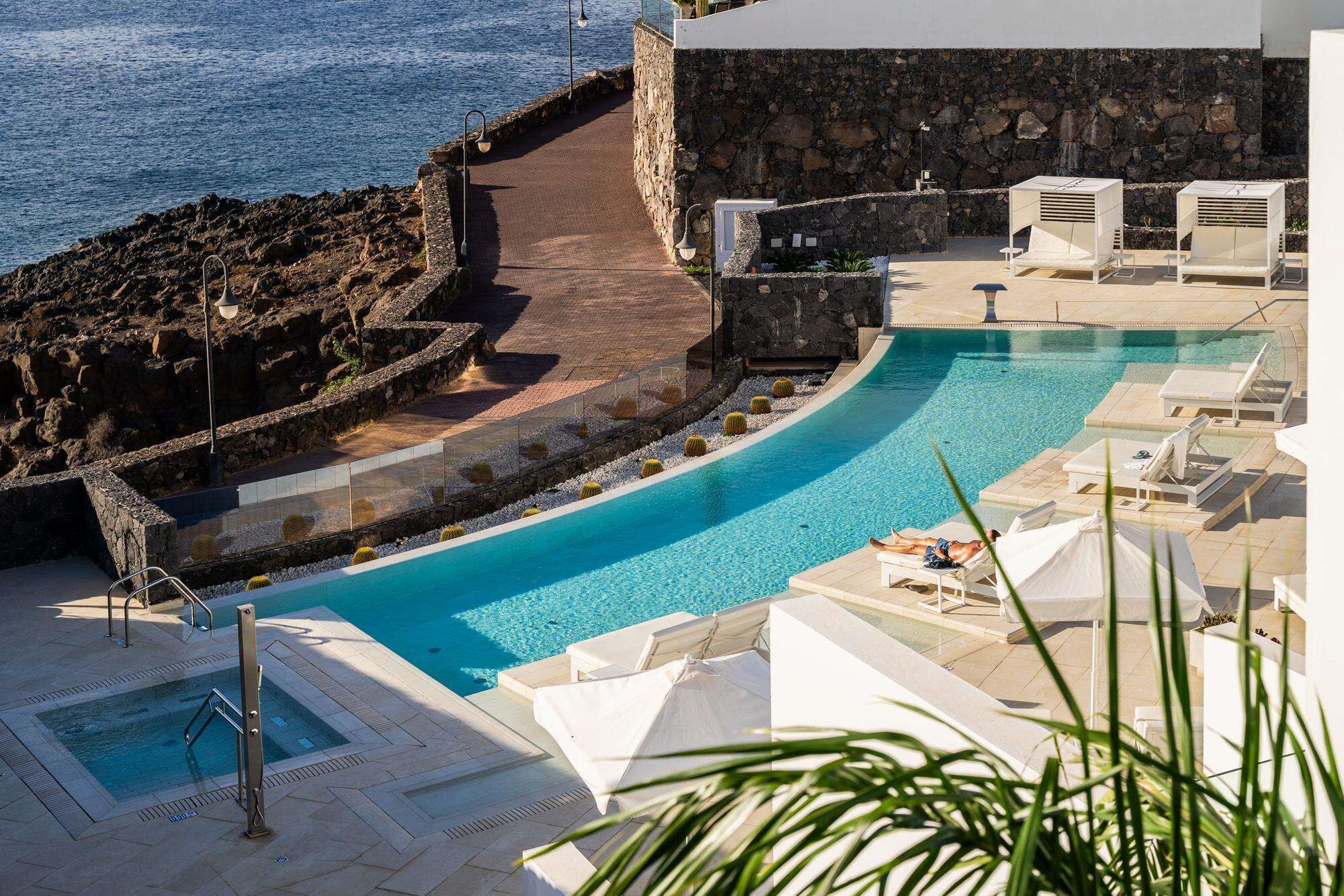 Outdoor pool, pool umbrellas, sun loungers