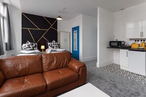 TV, Netflix, streaming services - Studio 4 • City Centre • Fast WiFi • Smart TV (Middlesbrough)