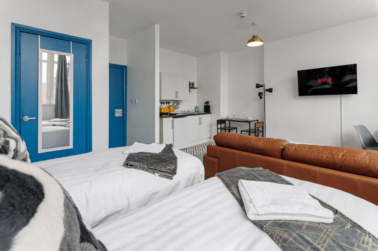 Desk, iron/ironing board, travel cot, WiFi
