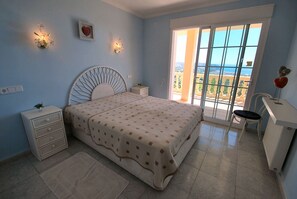 3 slaapkamers, een strijkplank/strijkijzer, wifi, beddengoed