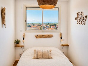 1 slaapkamer, een strijkplank/strijkijzer, gratis wifi, beddengoed