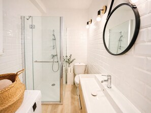 シャワー、ヘアドライヤー、タオル、トイレット  ペーパー