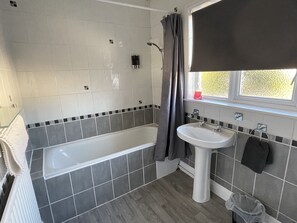Kombinert dusj/badekar, håndklær, såpe og toalettpapir