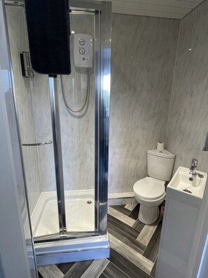 Combined shower/bathtub, towels, soap, toilet paper