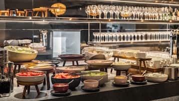 Daily continental breakfast (UAH 400 per person)