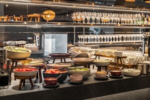 Daily continental breakfast (UAH 400 per person)