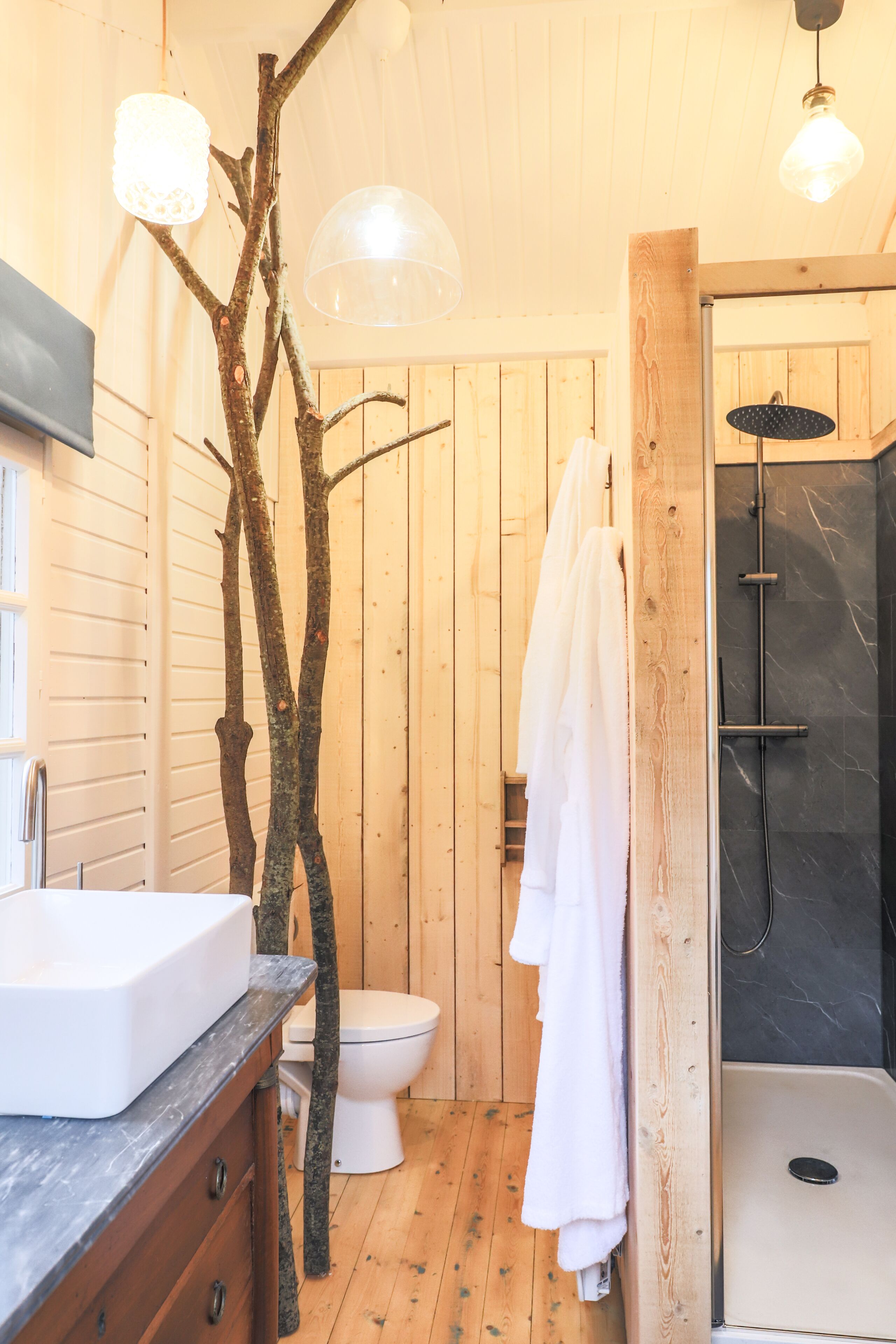 Chuveiro, secador de cabelo, toalhas de banho, sabonete