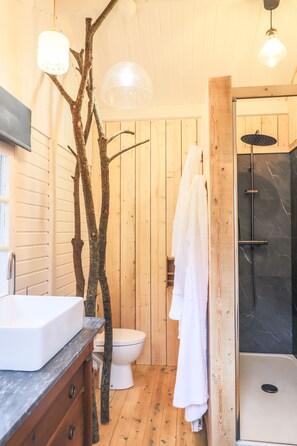 Bruser, miljøvenlige toiletartikler, hårtørrer, håndklæder