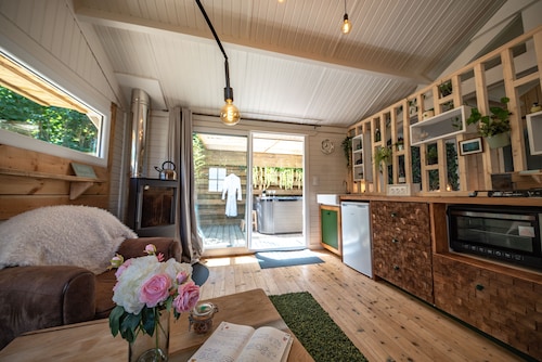 Chalet with Jacuzzi and wood-burning stove