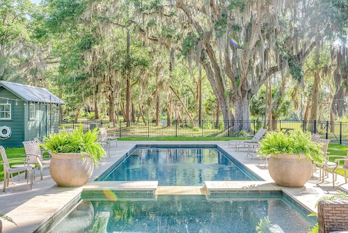 3-BR Dogtrot Cottage w/ dock, pool, & private firepit on Emma's Driftwood Farm