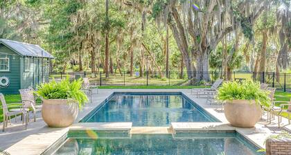 3-BR Dogtrot Cottage w/ dock, pool, & private firepit on Emma's Driftwood Farm