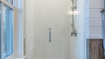 Douche, sĂšche-cheveux, serviettes fournies, savon