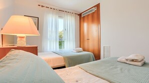 3 chambres, coffres-forts dans les chambres, fer et planche à repasser