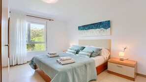 3 chambres, coffres-forts dans les chambres, fer et planche à repasser