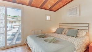 3 bedrooms, in-room safe, iron/ironing board, free WiFi