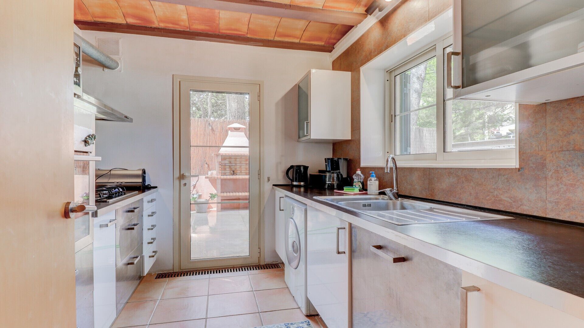 Frigorífico, microondas, horno y lavavajillas