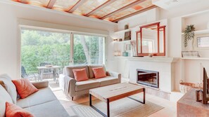 Una televisión, una chimenea