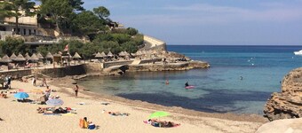 Roof top jacuzzi, walking distance to the beach