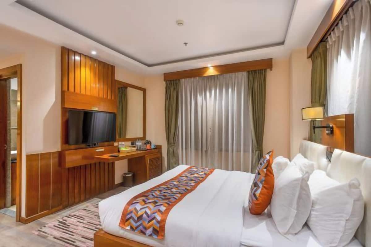 Minibar, in-room safe, desk, free WiFi